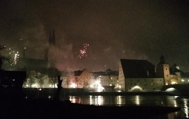 Silvester in Regensburg - Feuerwerk um Mitternacht über der Altstad Silvester in Regensburg - Feuerwerk um Mitternacht über der Altstad