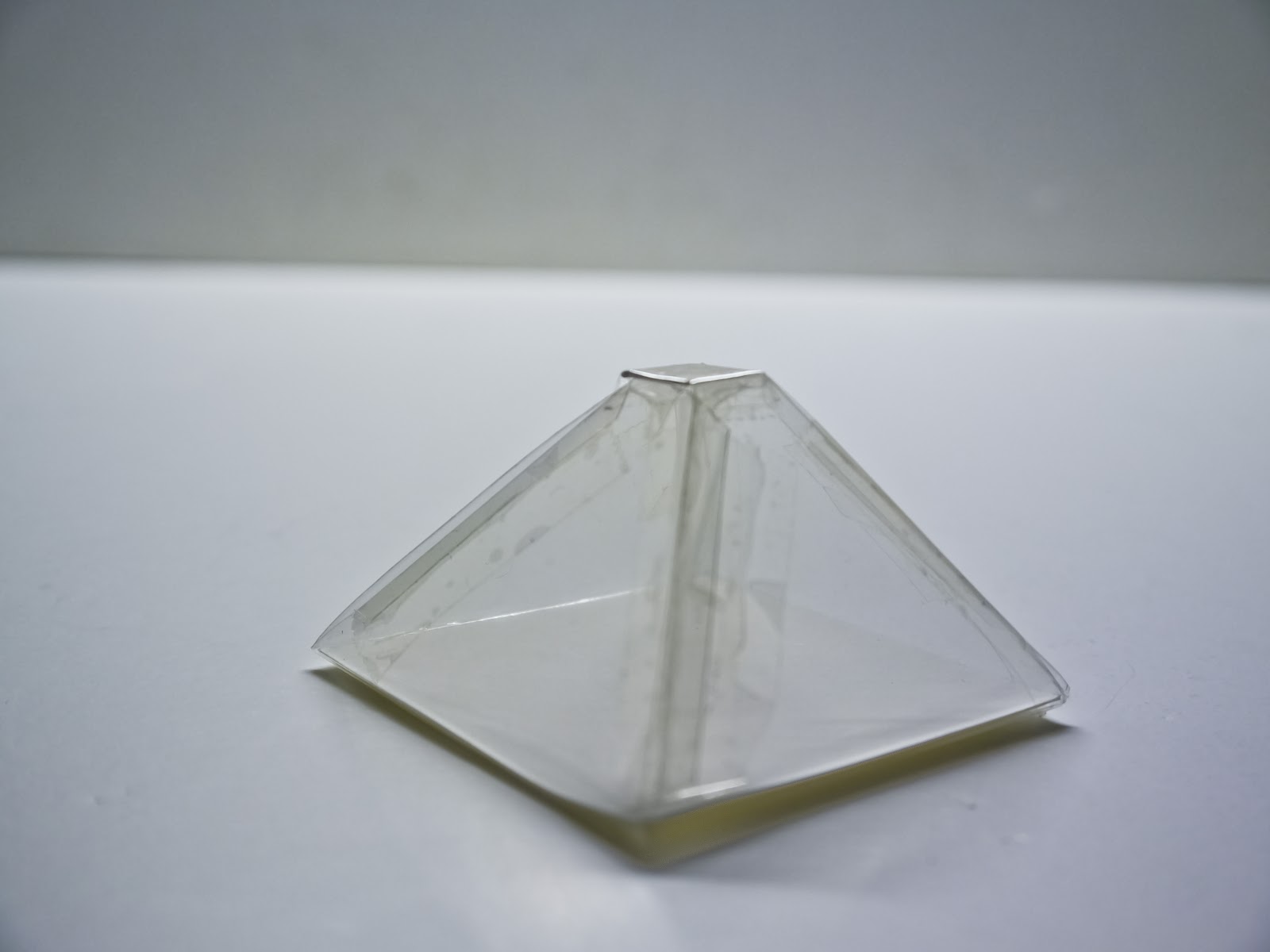 ÜBERNOTES Pepper's ghost 360° illusion pyramid