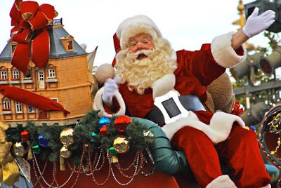 Papa Noel o Santa Claus en Disney Foto de Papa Noel sentado en su trineo y saludando en Disney