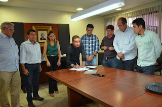 O termo de compromisso foi assinado nesta sexta (Foto: Mário Marques) O termo de compromisso foi assinado nesta sexta (Foto: Mário Marques)