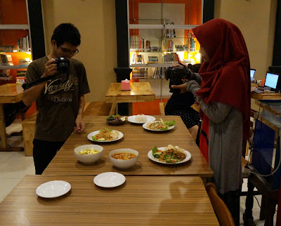 Bahrul dan Veniy mempersiapkan diri sebagai food blogger di Pontianak Bahrul dan Veniy mempersiapkan diri sebagai food blogger di Pontianak