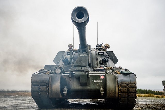 British Royal Artillery displayed its firepower with AS90 Artillery ...