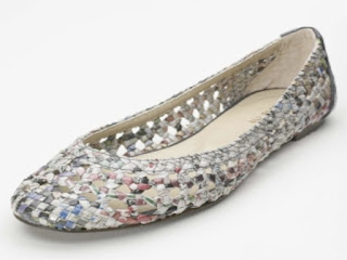 sepatu cantik dari kertas koran bekas sepatu balet yang terbuat dari anyaman kertas koran bekas