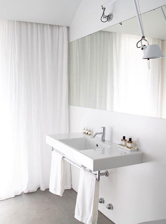 Simple yet gorgeous white bathrooms 