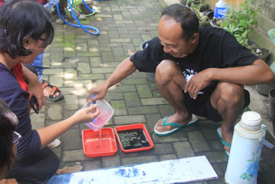 proses membatik mbah kiyat membuat batik