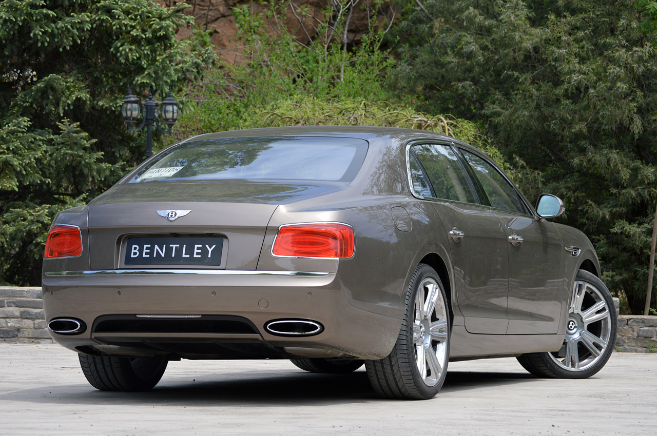 Р‘РµРЅС‚Р»Рё Flying Spur 2014