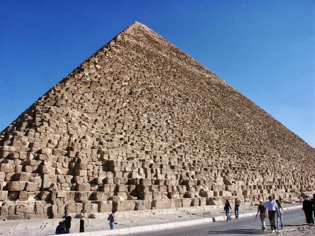 Куча пирамид. Пирамида Хеопса. Египетские пирамида Хеопса интересные факты. Пирамида Джосера в Египте. Вес пирамиды Хеопса.