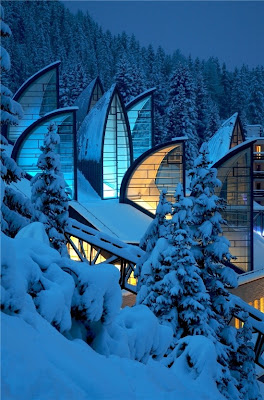 Edificios modernos en las montañas nevadas de Alaska