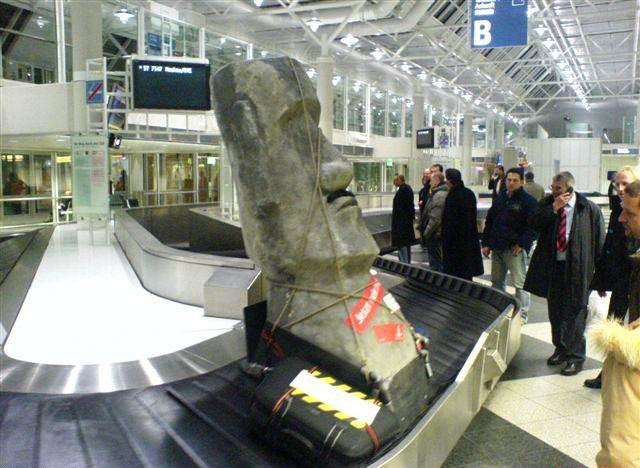 Photo : あぁ、イースター島に行ってきたんだな…と、空港で周囲の人にすぐ覚られてしまう土産の大荷物 ! !