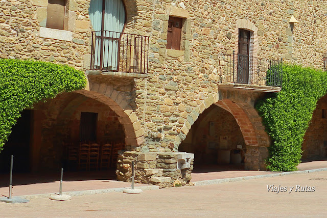 Mitgera de la Plaza Jaime I, Monells