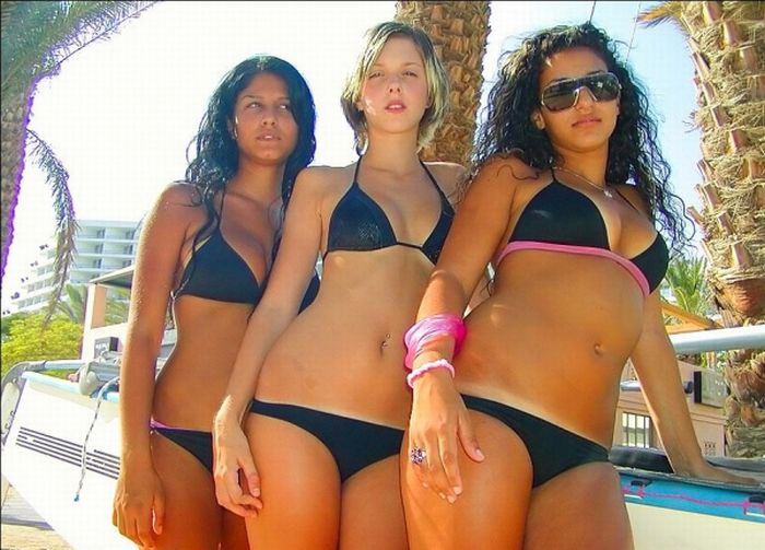 Israeli Girls Hot Pictures On Beach Enjoy Nudity