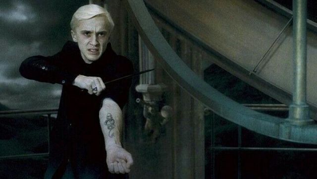 Драко Малфой показва черния знак в Хари Потър и нечистокръвния принц