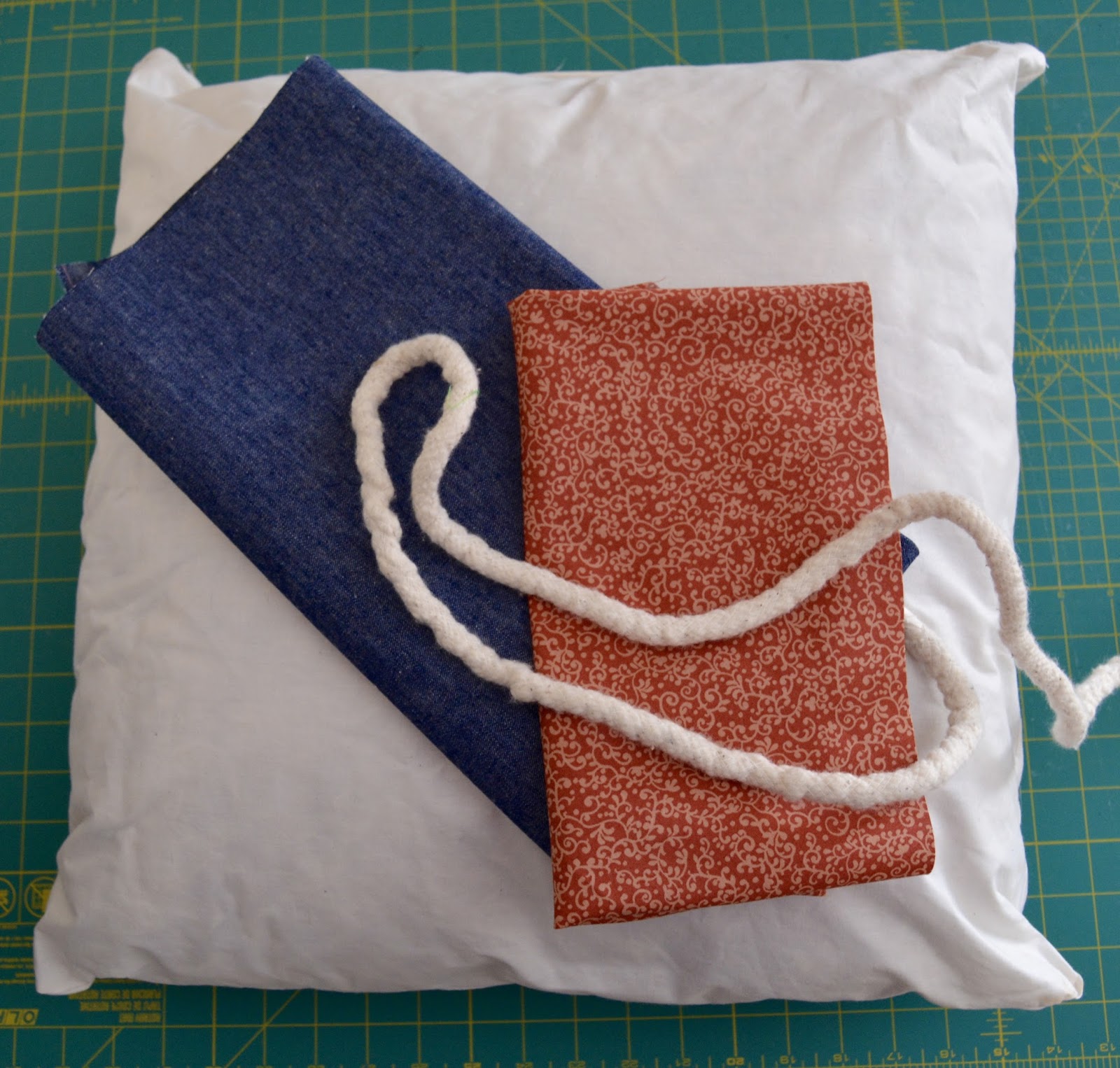 Roonie Ranching Jumbo Piping Pillow Sewing Tutorial
