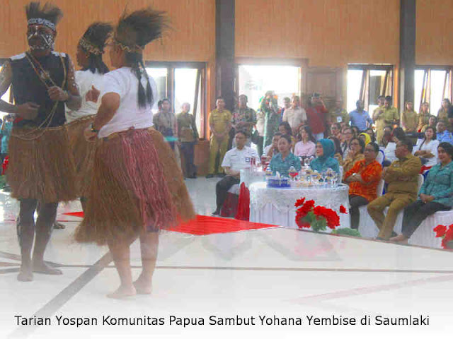 Tarian Yospan Komunitas Papua Sambut Yohana Yembise di Saumlaki Tarian Yospan Komunitas Papua Sambut Yohana Yembise di Saumlaki