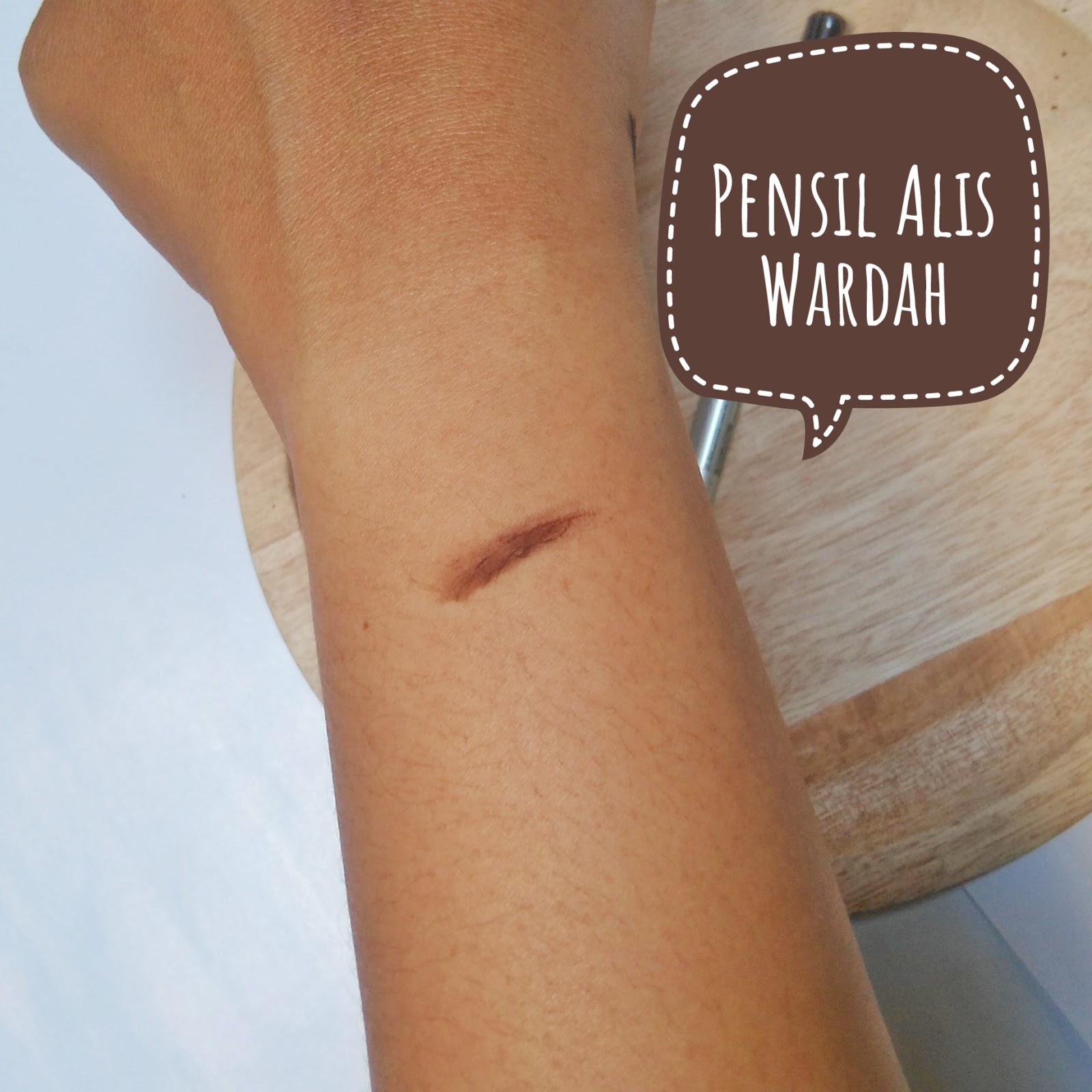 Beauty Review By Widia Pensil alis wardah dilengkapi dengan brush kecil pada tutupnya Warna yang aku punya adalah warna Brown Kalau warna ini cocok buat tampilan alis natural