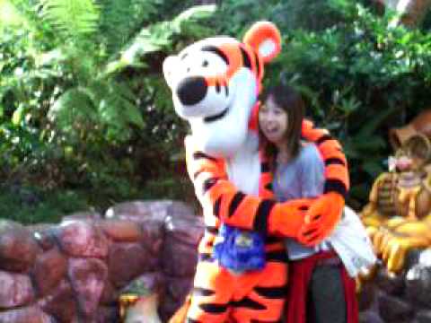 Tigger with fan Many Adventures of WInnie the Pooh 1977 animatedfilmreviews.filminspector.com