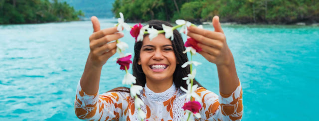 Collier de fleurs Rituel de bienvenue à Tahiti avec un collier de fleurs
