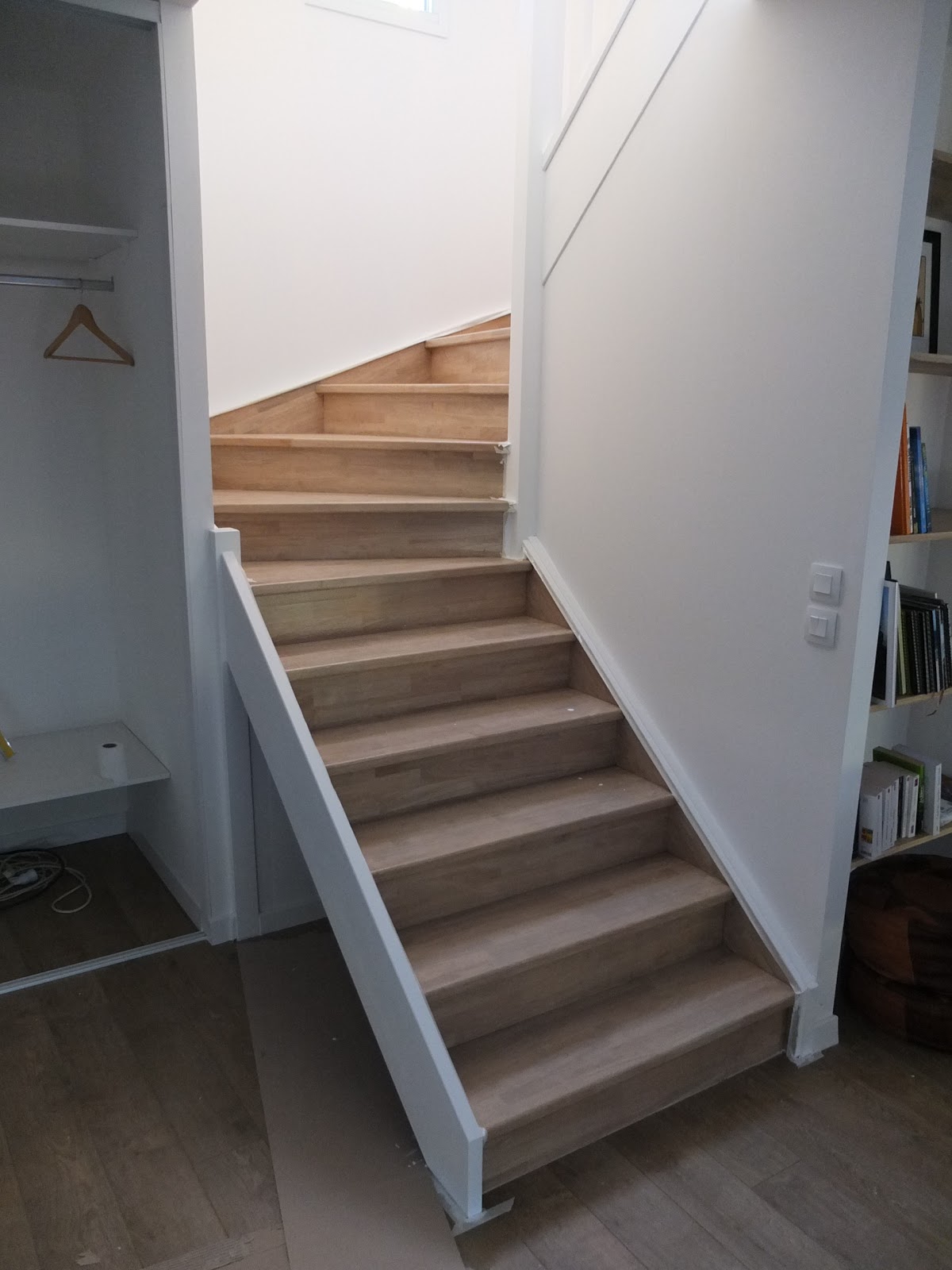 Notre maison en bois S3J4 Carrelage, peinture escalier...