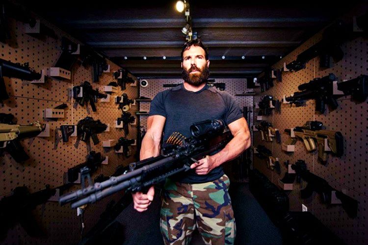 Dan Bilzerian'ın 1.000.000 dolar değerinde kocaman bir silah koleksiyonu var.