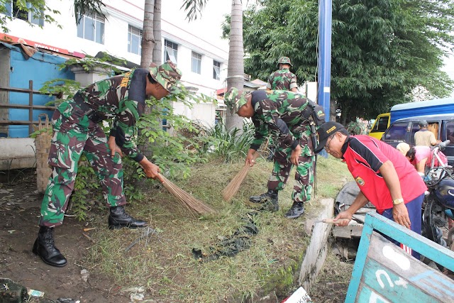 Ratusan personil TNI, Polri dan masyarakat  bersih-bersih pasar kartasura