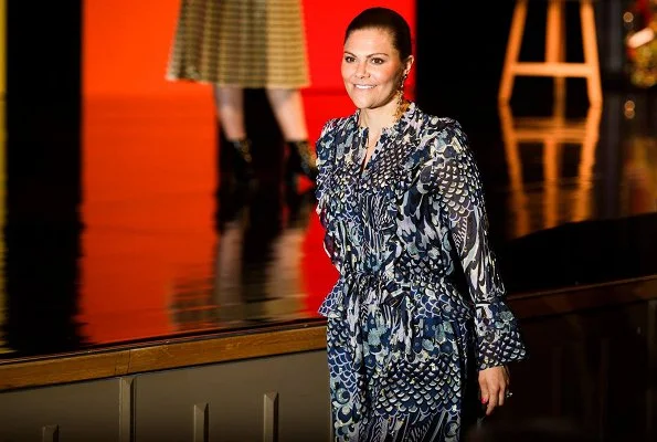 Crown Princess Victoria wore Zadig & Voltaire floral print dress, and Rizzo pumps. Belgian writer Bart Moeyaert.von ALMA award