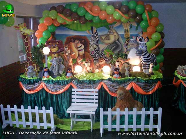 Mesa de aniversário tradicional luxo tema Madagascar Decoração mesa de aniversário tradicional forrada de tecido tema Madagascar