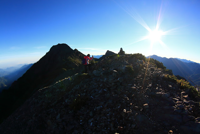 站在玉山南稜線上欣賞海拔最高的日出