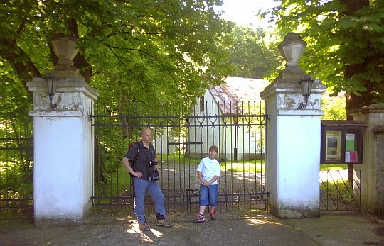 Brama wejściowa na teren Dworku Zegadłowiczów. Brama wejściowa na teren Dworku Zegadłowiczów.