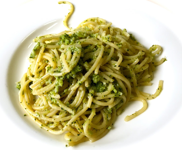 Spaghetti Con Pesto De Brecol Y Almendra... , Como En Amalfi.
