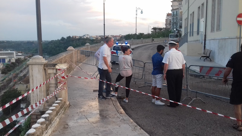 Trombe d'aria: crolla un segmento di balconata dell'Orientale