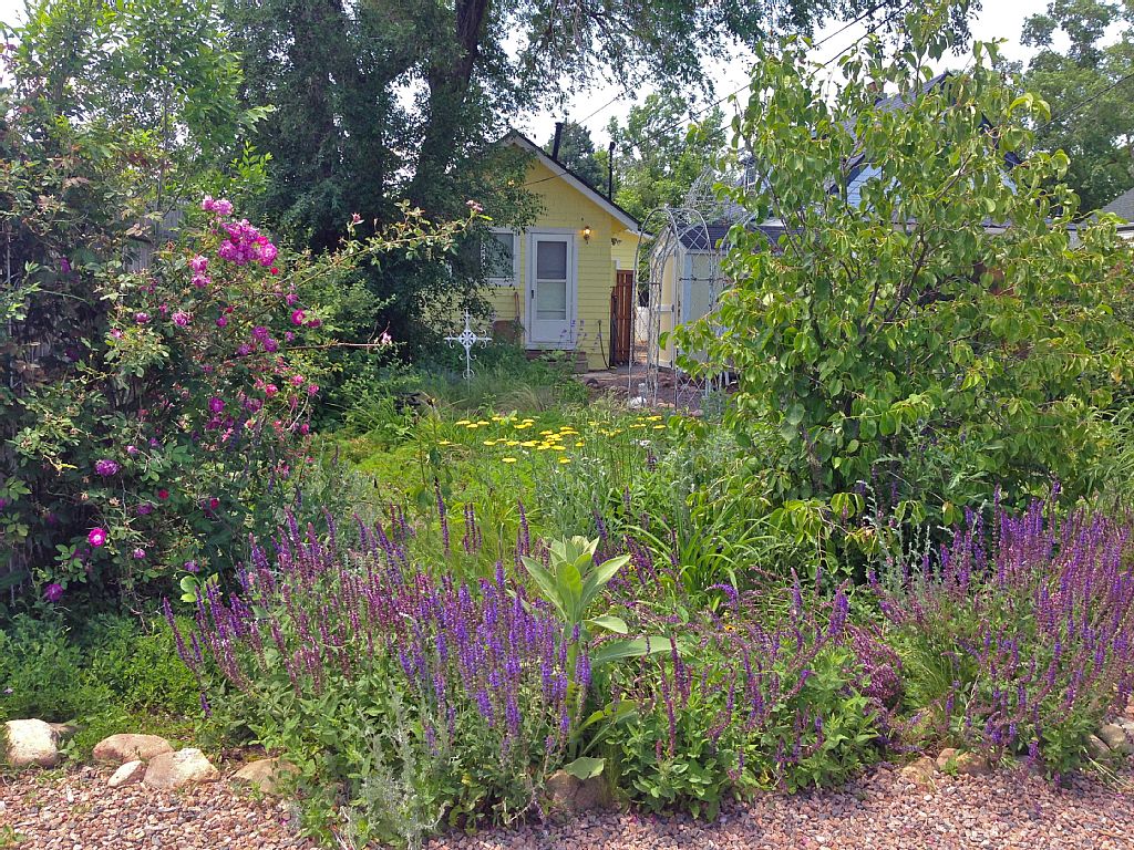 Romantic Cottage in Colorado Springs [ TINY HOUSE TOWN ]