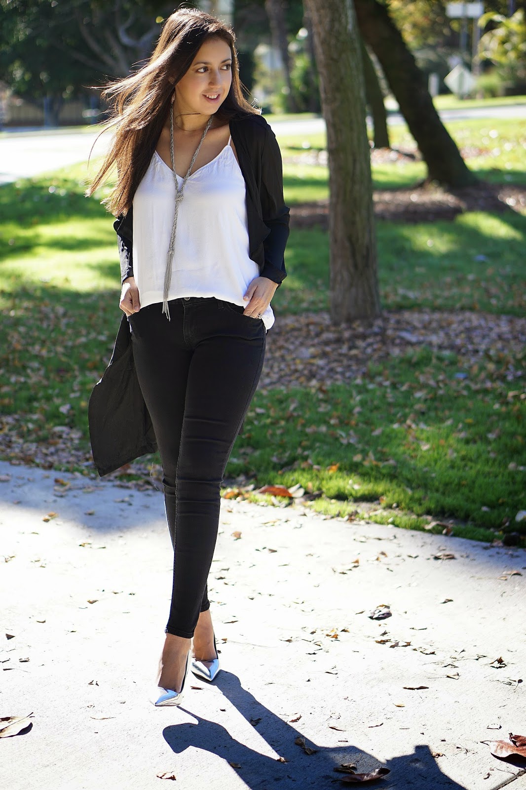 Latina Fashion Blogger, Fashion Blogger, Zara metallic heels, Zara Silver Pumps, Black Levis Jeggings, JCPenney, Levis Jeans, Mango White Top, Foreign Exchange Cardigan, Black Trench Coat, White and Black Outfit,
