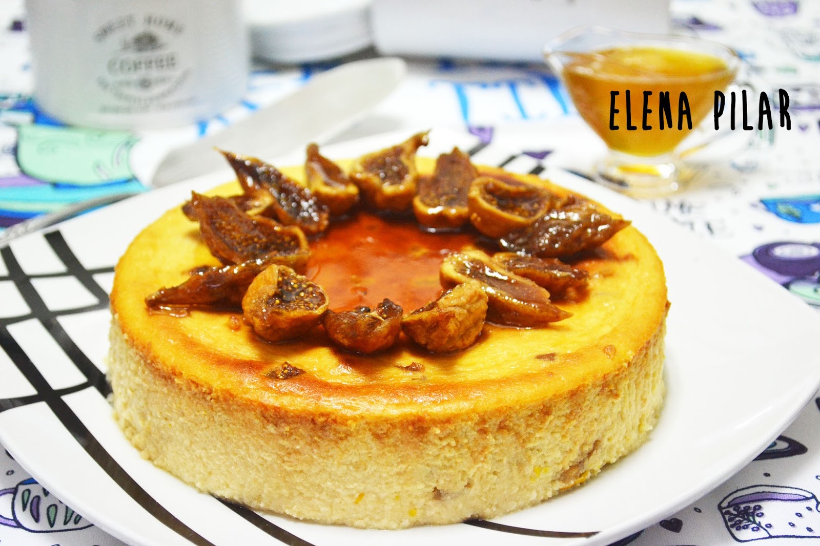 Tarta De Queso Fresco Y Miel Con Higos Y Almíbar De Miel Y Naranja<script async src=
