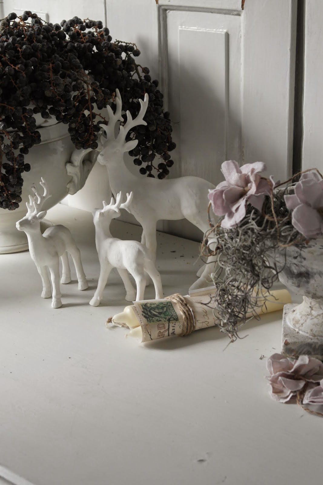 Winter Shabby chic Dekoration mit Stoffblumen und Hirschen
