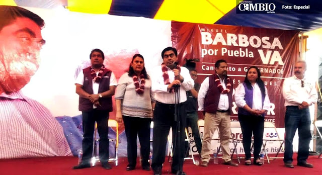 “No creemos en un pinche político como tú”, le gritan a Barbosa en Tlacotepec