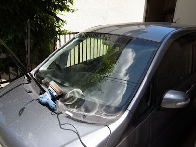 この作業が一番肝心です。 リョービ RSE-1250 サンダポリシャを使用してガラスを磨いていきます