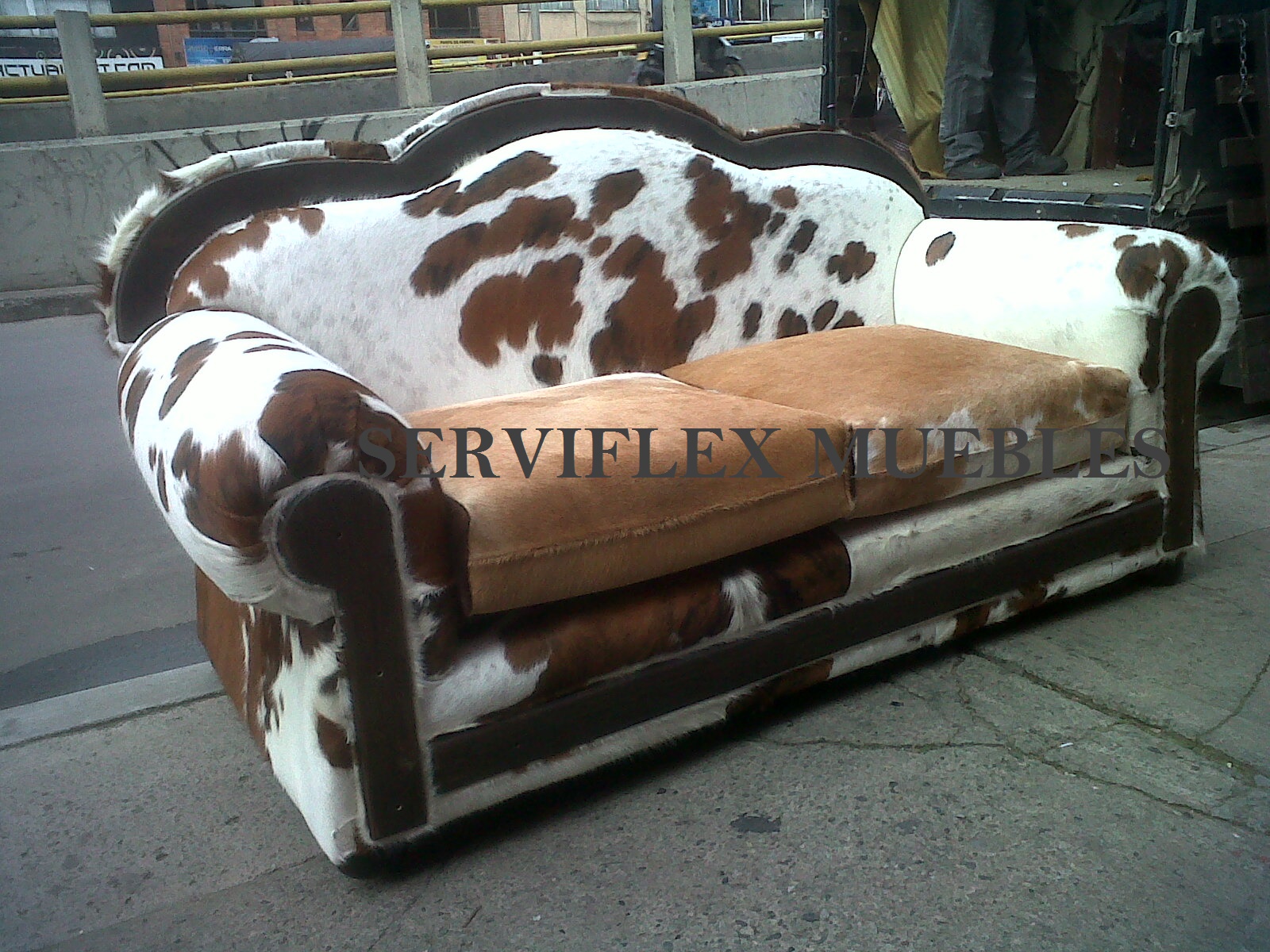 MUEBLES EN CUERO DE VACA PELUDO SERVIFLEX MUEBLES