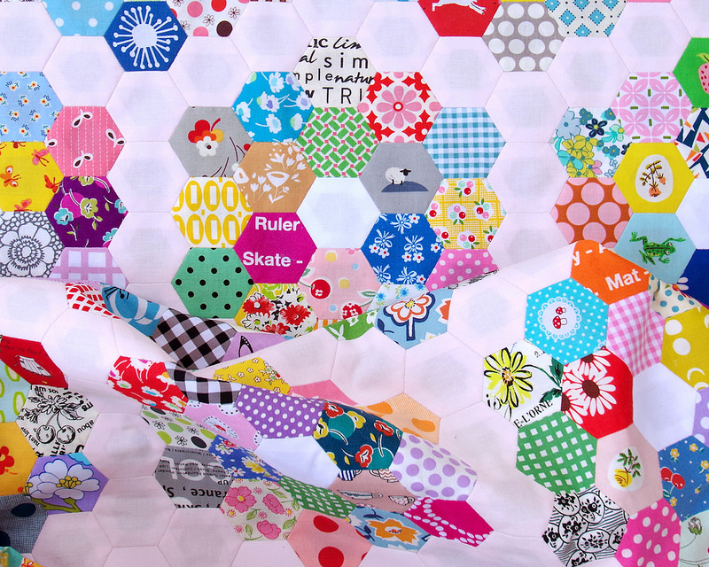 Grandmother's Flower Garden Quilt - Part 2 | © Red Pepper Quilts 2018 #scrapquilt #hexagons #englishpaperpiecing