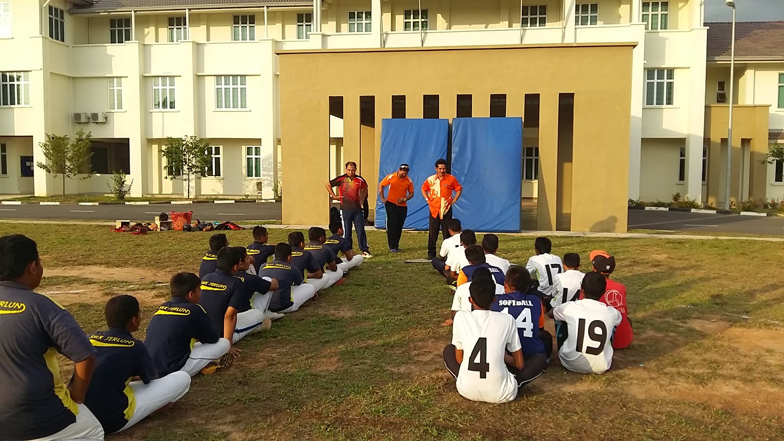 Perlawanan Persahabatan sofbol SMK Jerlun dengan SMK Syed Saffi