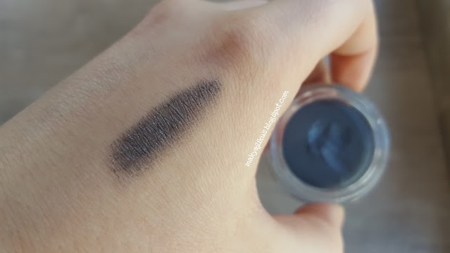 Flormar Color Strech Eyeshadow 02 Avantard Grey Krem far Swatch