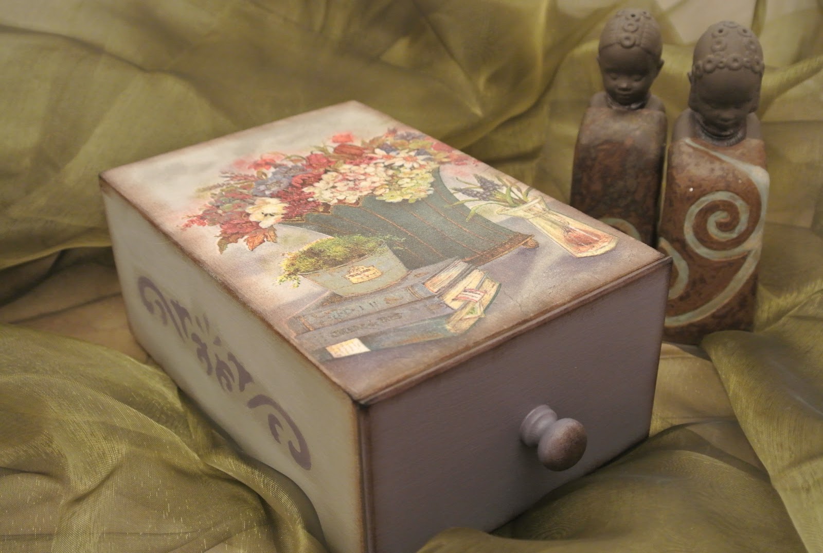 натюрморт коробку. натюрморт коробки. зарисовки бытовых предметов призматической формы. натюрморты с книгой легкие. зарисовки предметов призматической формы.