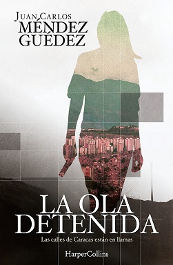 Portada del thriller La ola detenida de Juan Méndez Guédez, donde se ve la silueta de una mujer portando un arma, y dentro de la silueta se aprecia la ciudad de Caracas.
