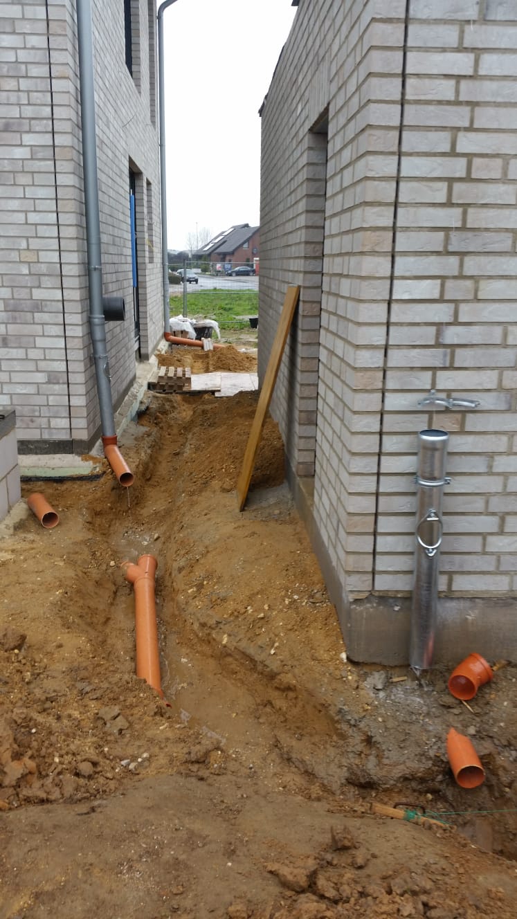 Hausbau Nadine, Max & Alex Anschlüsse Rigole fertig