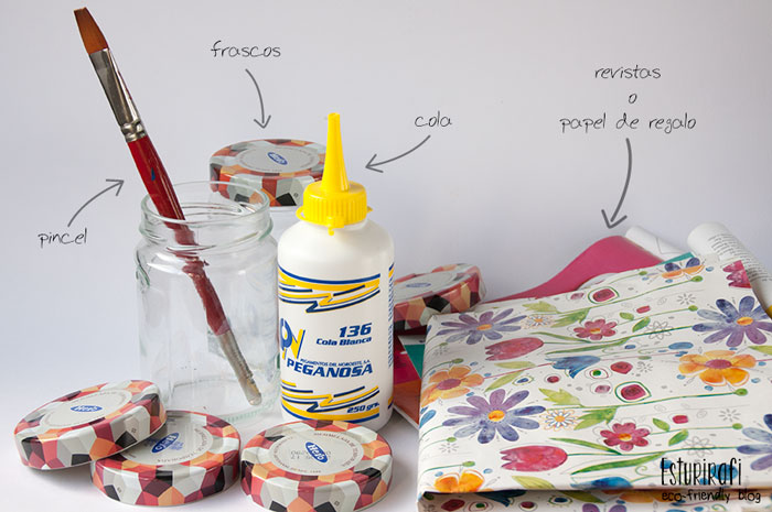 Qué necesitas para esta manualidad: Frascos de vidrio con tapa Revistas o papel de regalo que te haya sobrado de Navidades ;) Cola blanca o pegamento Un pincel Tijeras