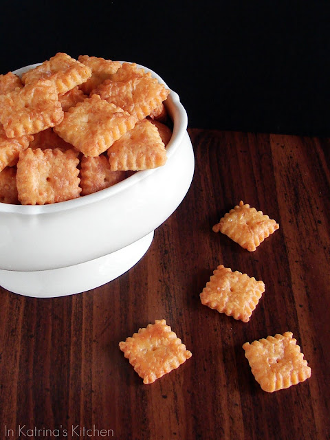 Homemade Cheez-Its #recipe from @KatrinasKitchen