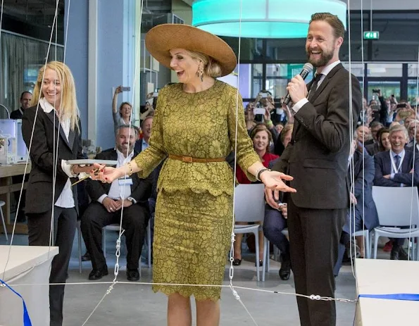 Queen Maxima opens Singularity University (SU) in Eindhoven. The university is founded and located in Califormia at the NASA Research Park in Sillicon Valley, offers educational programs and promotes partnerships between SU managers worldwide to adress new technologfies and global issues