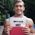 Dan Osborne si tuffa nudo in piscina durante il backstage del servizio fotografico per Attutude