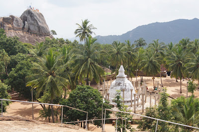 ступа дагоба и руины древнего храма у вершины Михинтале, колыбель буддизма, священное дерево Бодхи