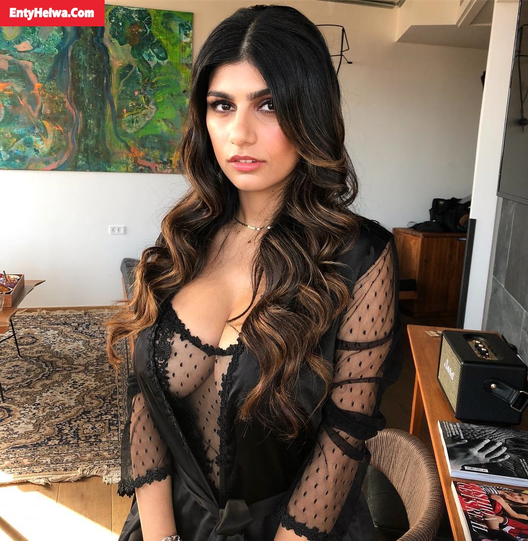 أجمل 15 صورة ميا خليفة بفساتين اغراء واثارة بقوة
