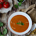 Sopa de tomate con albahaca y chips de cebolla